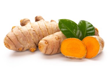 beyaz arkaplanda zerdeçal izole edildi