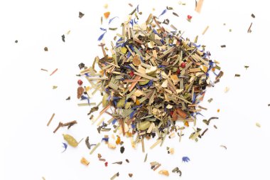 Beyaz arka planda bitki çayı. Üst görünüm. 