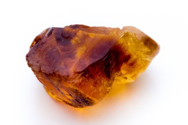 beyaz zemin üzerinde kahverengi karamelize şeker.