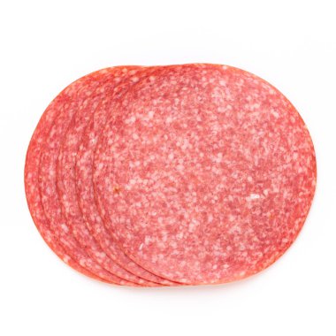 Beyaz arka planda salam dilimleri.