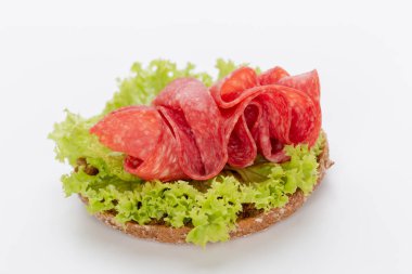 Beyaz arka planda salamlı sandviç..