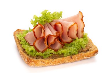 Beyaz arka planda jambonlu sandviç..