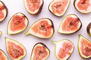 Beyaz arka plan üzerinde izole incir meyve. Üstten Görünüm. Düz yatıyordu patt