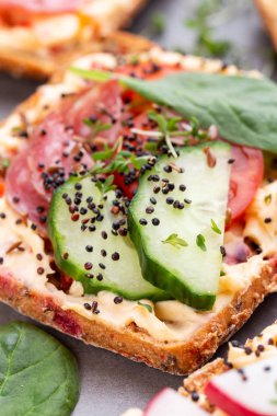 Krem peynirli, sebzeli ve salamlı sandviç.. 