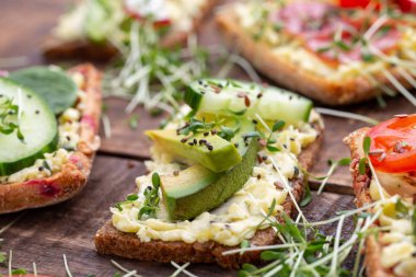 Krem peynirli, sebzeli ve salamlı sandviç..