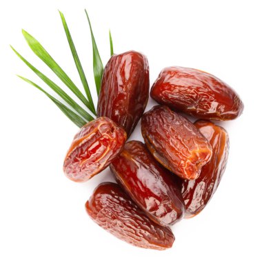 Kuru tarihler beyaz arkaplanda izole edilmiş. Üst Manzara. Düz yatıyordu.