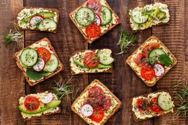 Krem peynirli, sebzeli ve salamlı sandviç..