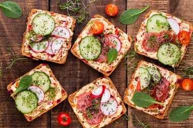 Krem peynirli, sebzeli ve salamlı sandviç.. 