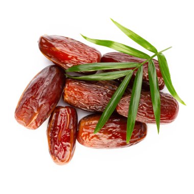 Kuru tarihler beyaz arkaplanda izole edilmiş. Üst Manzara. Düz yatıyordu.