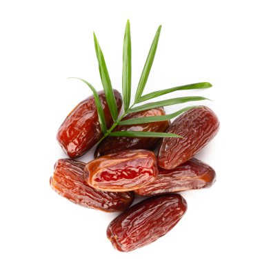 Kuru tarihler beyaz arkaplanda izole edilmiş. Üst Manzara. Düz yatıyordu.