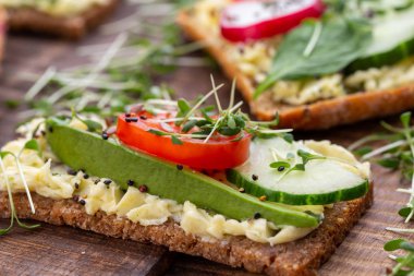 Krem peynirli, sebzeli ve salamlı sandviç..