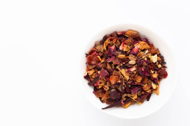 Beyaz arka planda bitki çayı. Üst görünüm.