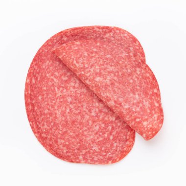 Beyaz arka planda salam dilimleri.