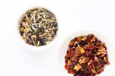 Beyaz arka planda bitki çayı. Üst görünüm.