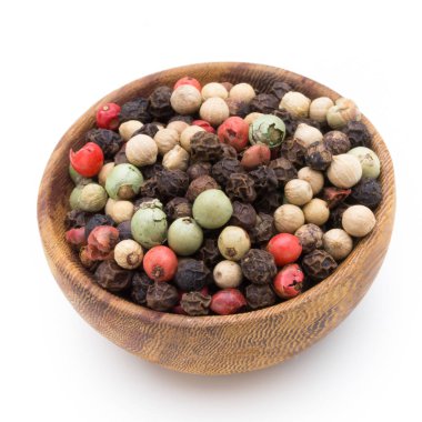 Beyaz zemin üzerine kaşık biber karışımı tohum.