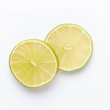 Açık renkli, üstten görünüm üzerinde olgunlaşmış taze limes ile kompozisyon