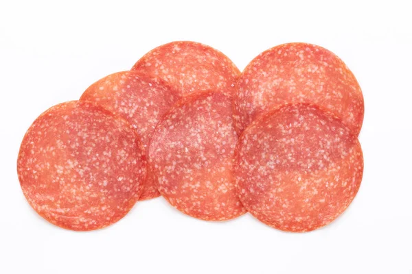 Fette di salame su sfondo bianco. — Foto Stock