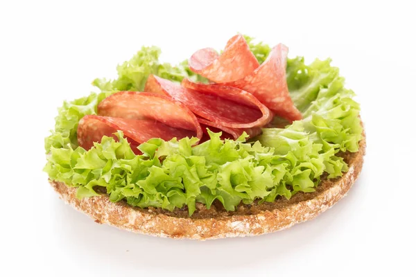 Sandwich con salsiccia di salame su sfondo bianco. — Foto Stock