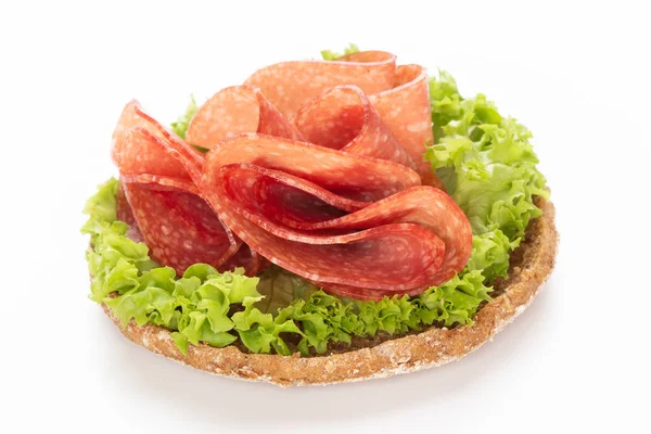 흰 배경에 살라미 소시지를 얹은 샌드위치. — 스톡 사진