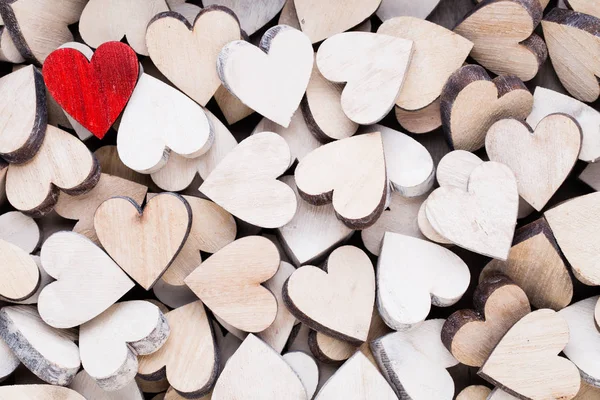 Fond Saint-Valentin avec fin blanche cœurs rouges sur ba en bois — Photo