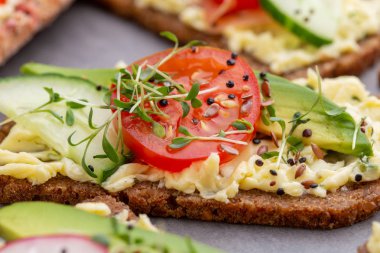 Krem peynirli, sebzeli ve salamlı sandviç..