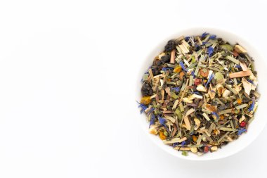 Beyaz arka planda bitki çayı. Üst görünüm.