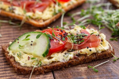 Krem peynirli, sebzeli ve salamlı sandviç..