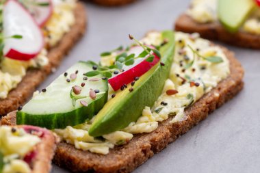 Krem peynirli, sebzeli ve salamlı sandviç..