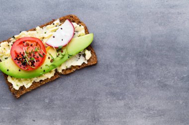 Krem peynirli, sebzeli ve salamlı sandviç..