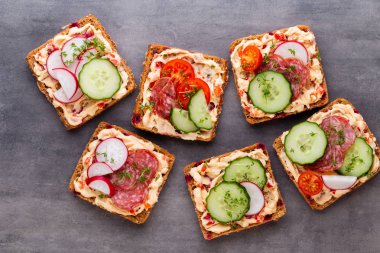 Krem peynirli, sebzeli ve salamlı sandviç.. 