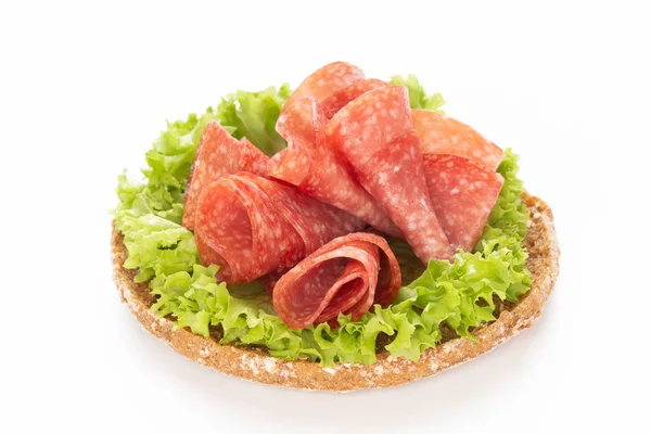 Sandwich à la saucisse de salami sur fond blanc. — Photo