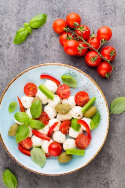 Olgun Kiraz domates ve mini mozza lezzetli caprese salatası