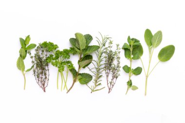 Beyaz bir arka planda bitkisel baharat. Üst görünüm.