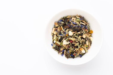 Beyaz arka planda bitki çayı. Üst görünüm.