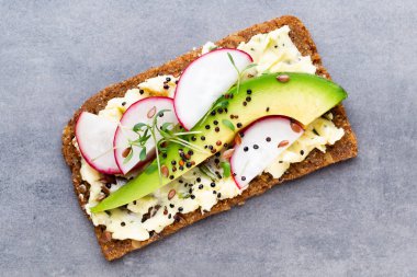 Krem peynirli, sebzeli ve salamlı sandviç..