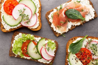 Sandviç tahıl ekmek ve karanlık mermer zemin üzerine salam