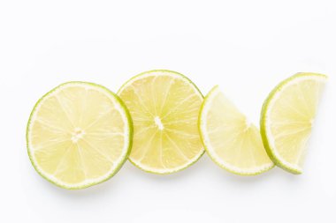 Açık renkli, üstten görünüm üzerinde olgunlaşmış taze limes ile kompozisyon