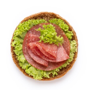 Beyaz arka planda salamlı sandviç..