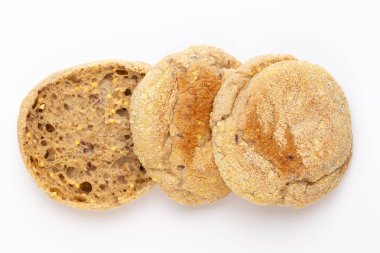 Beyaz arka planda çavdar ekmeği dilimi.