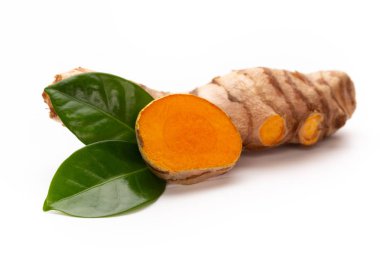 beyaz arkaplanda zerdeçal izole edildi