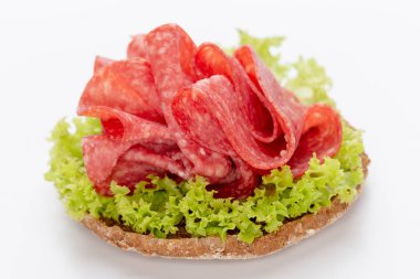 Beyaz arka planda salamlı sandviç..