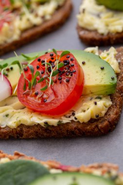 Krem peynirli, sebzeli ve salamlı sandviç..