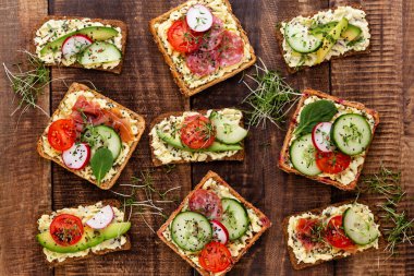 Krem peynirli, sebzeli ve salamlı sandviç..