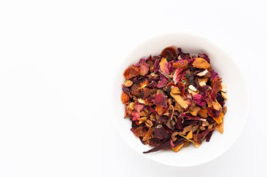 Beyaz arka planda bitki çayı. Üst görünüm.