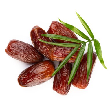 Kuru tarihler beyaz arkaplanda izole edilmiş. Üst Manzara. Düz yatıyordu.