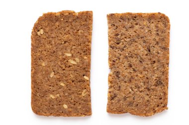 Beyaz arka planda çavdar ekmeği dilimi. 