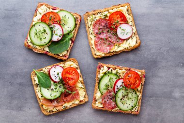 Krem peynirli, sebzeli ve salamlı sandviç..