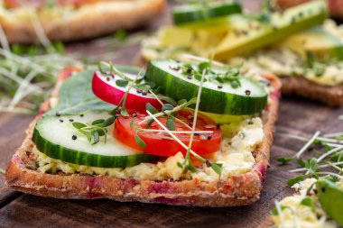 Krem peynirli, sebzeli ve salamlı sandviç..