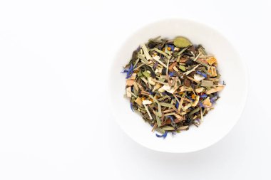 Beyaz arka planda bitki çayı. Üst görünüm.