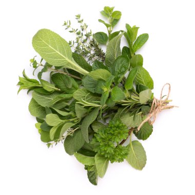 Baharatlı bitkisel yapraklar ve beyaz arka planda kırmızı biber. Vegeta